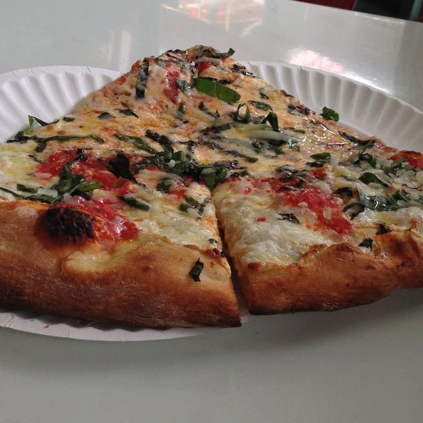 Foto tirada no(a) Williamsburg Pizza por jessica m. h. em 4/13/2013