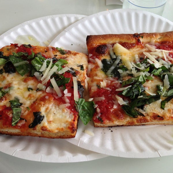 Foto tomada en Williamsburg Pizza  por jessica m. h. el 4/13/2013