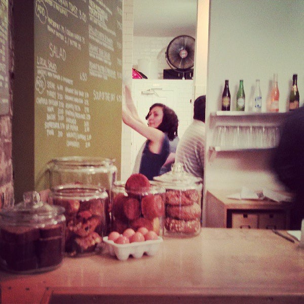รูปภาพถ่ายที่ Local Café โดย Octavian C. เมื่อ 5/9/2013