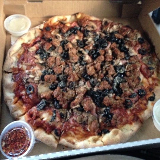 Photo prise au Luigi&#39;s Pizza Parlor par Ian D. le5/15/2013