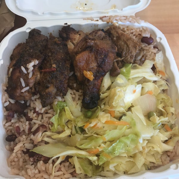 Foto scattata a Negril The Jamaican Eatery da Rain L. il 8/5/2017