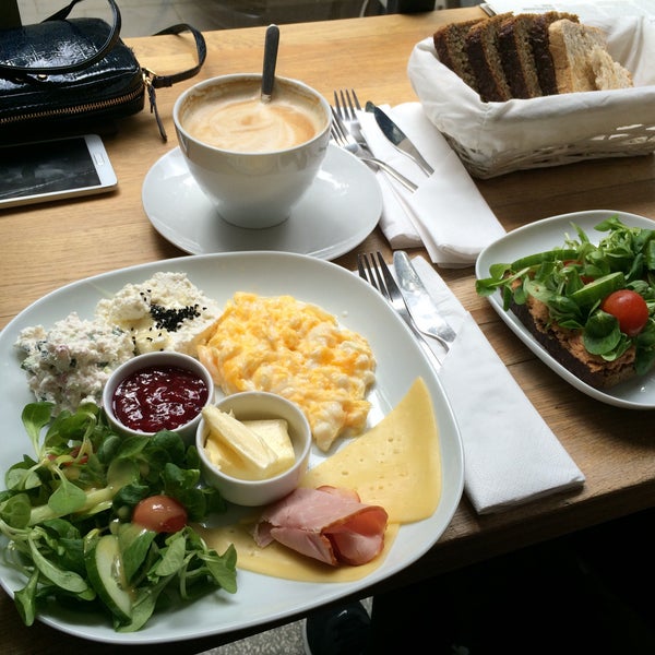Fine breakfast set - scrambled egg/sausages + white and yellow cheese, ham, salad, jam, butter and bread for 15 PLN. Usually sunny and bright place especially in the morning. Flavoursome coffee.