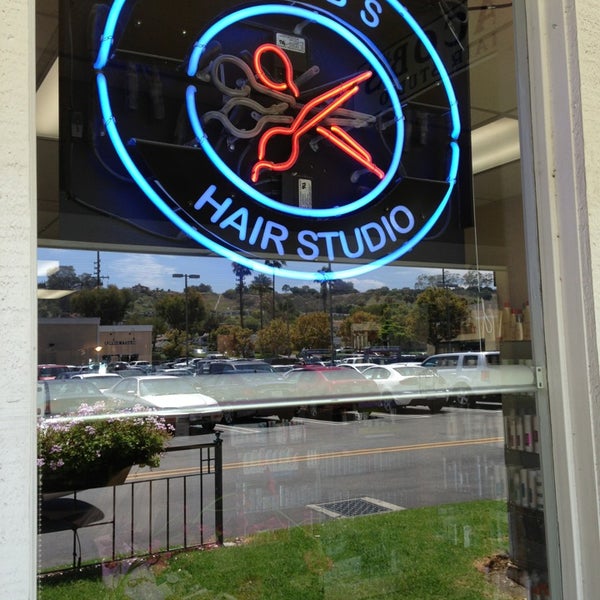 Das Foto wurde bei Jacob&#39;s Hair Studio von Sheila V. am 8/3/2013 aufgenommen