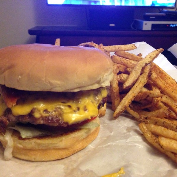 Foto diambil di Meatheads Burgers &amp; Fries oleh Todd E. pada 6/19/2013
