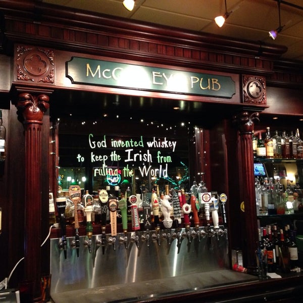 Photo prise au McGinley&#39;s Pub par Steven D. le1/7/2014