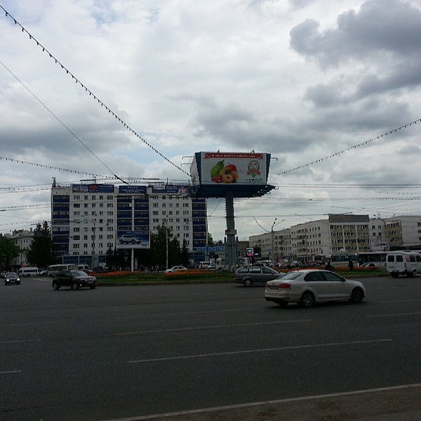 รูปภาพถ่ายที่ Финам - Уфа โดย Руслан В. เมื่อ 5/17/2013