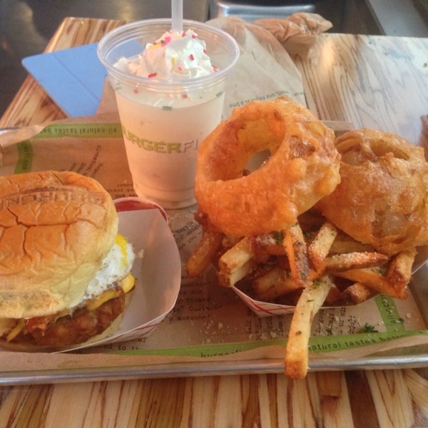 Foto diambil di BurgerFi oleh Scott S. pada 11/11/2013