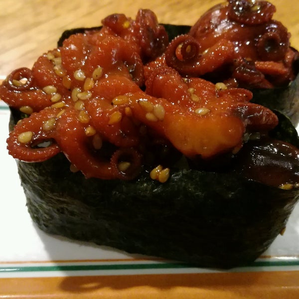 Foto scattata a Isobune Sushi da Maria V. il 1/21/2017