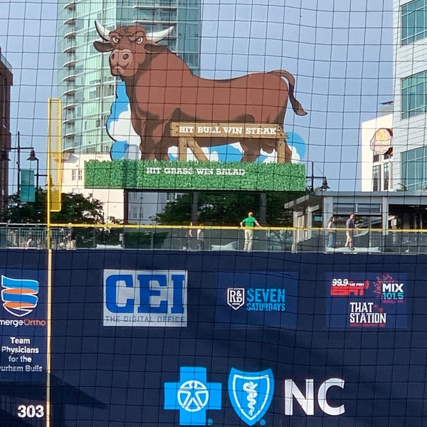 รูปภาพถ่ายที่ Durham Bulls Athletic Park โดย Christopher G. เมื่อ 4/29/2022