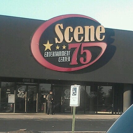 Photo prise au Scene75 Entertainment Center par April W. le10/8/2012