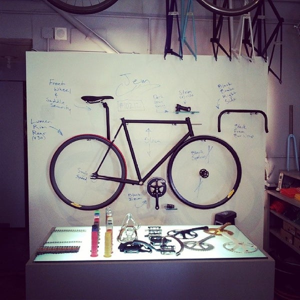 รูปภาพถ่ายที่ Mission Bicycle Company โดย John เมื่อ 4/4/2014