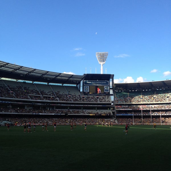 รูปภาพถ่ายที่ Melbourne Cricket Ground (MCG) โดย Lachie R. เมื่อ 5/19/2013