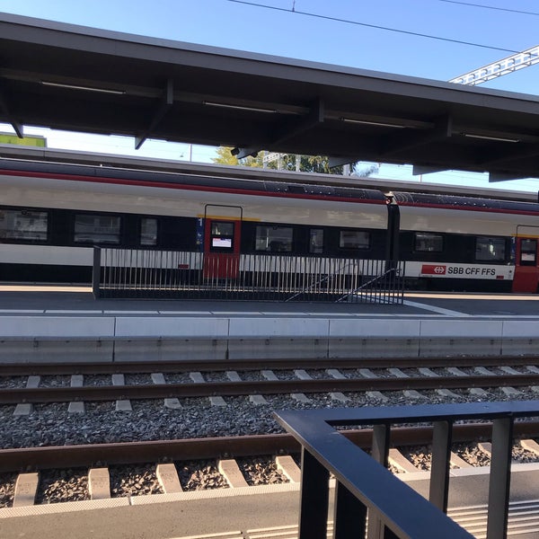 Foto tirada no(a) Bahnhof Oerlikon por Katja A. em 9/23/2019