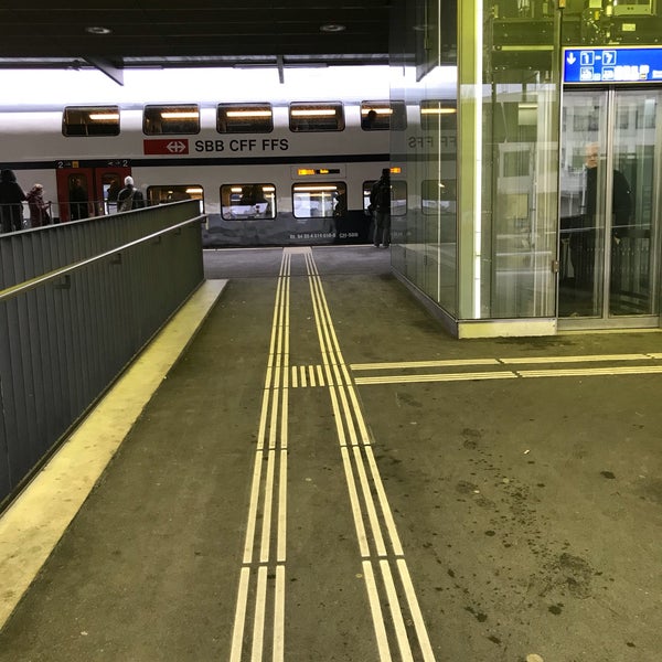 Foto tirada no(a) Bahnhof Oerlikon por Katja A. em 3/11/2019