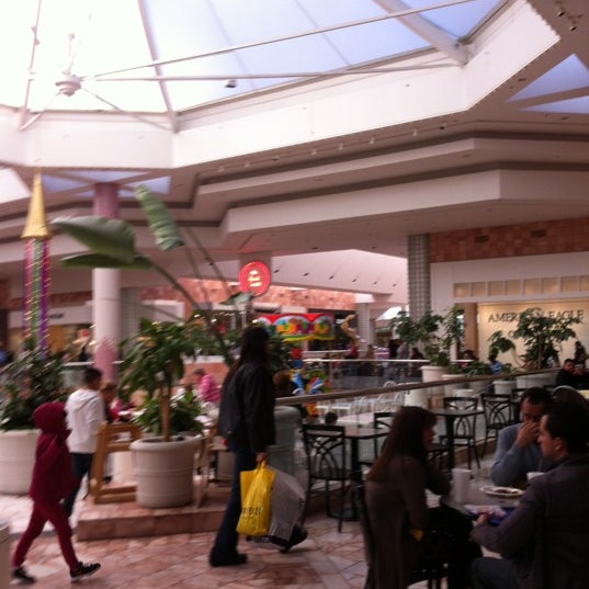 รูปภาพถ่ายที่ Sunland Park Mall โดย Gilbert A. เมื่อ 11/11/2012