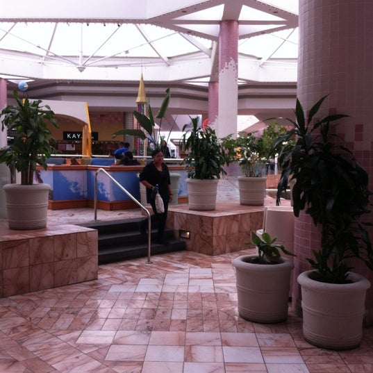 รูปภาพถ่ายที่ Sunland Park Mall โดย Gilbert A. เมื่อ 11/12/2012