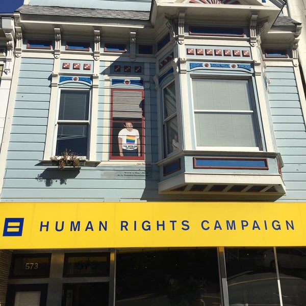 รูปภาพถ่ายที่ Human Rights Campaign (HRC) Store โดย Paul C. เมื่อ 2/26/2016