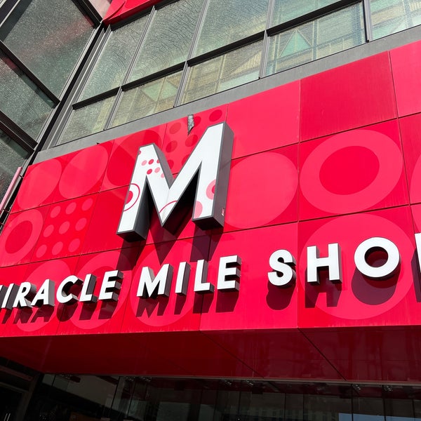 รูปภาพถ่ายที่ Miracle Mile Shops โดย Paul C. เมื่อ 5/1/2022