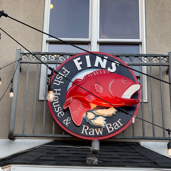 Снимок сделан в Fins Fish House &amp; Raw Bar пользователем Paul C. 9/18/2021