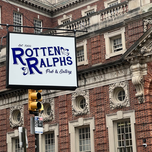 Foto tirada no(a) Rotten Ralph&#39;s por Paul C. em 3/28/2023