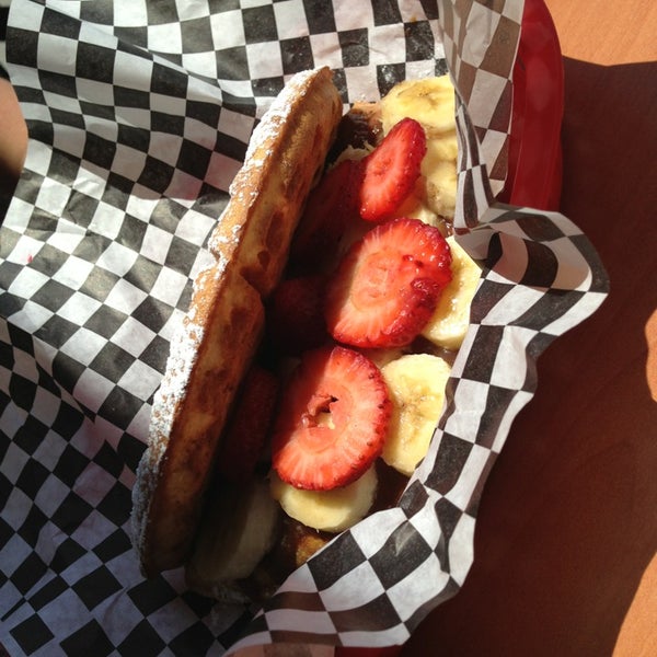 Das Foto wurde bei Butter And Zeus Waffle Sandwiches von ben d. am 6/15/2013 aufgenommen