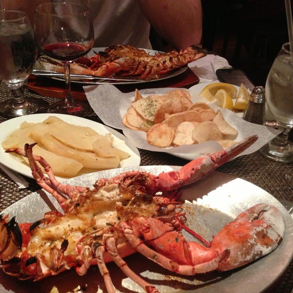 Снимок сделан в Psari Seafood Restaurant &amp; Bar пользователем Shari Marie R. 2/21/2013