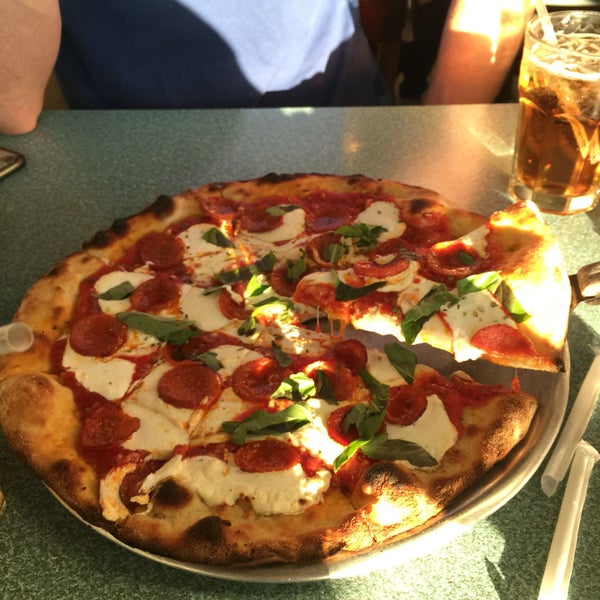 รูปภาพถ่ายที่ Nick&#39;s Pizza โดย Shari Marie R. เมื่อ 6/6/2016