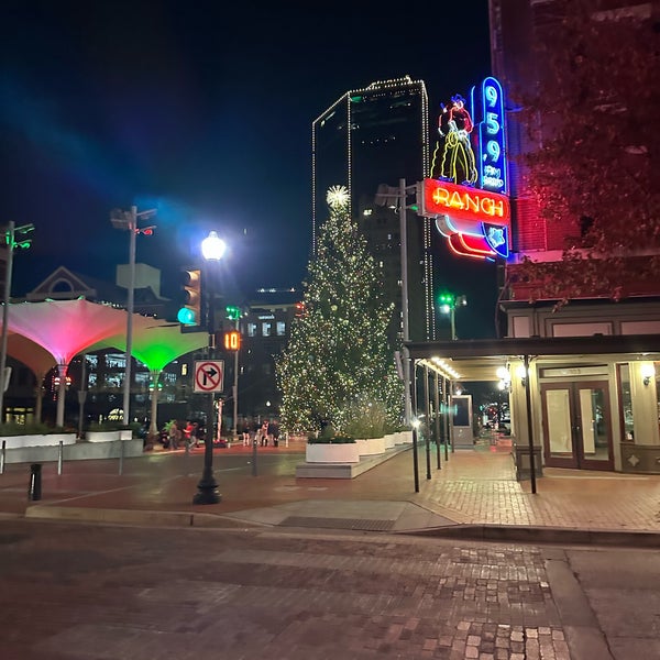 รูปภาพถ่ายที่ Sundance Square โดย Roderick B. เมื่อ 12/18/2022