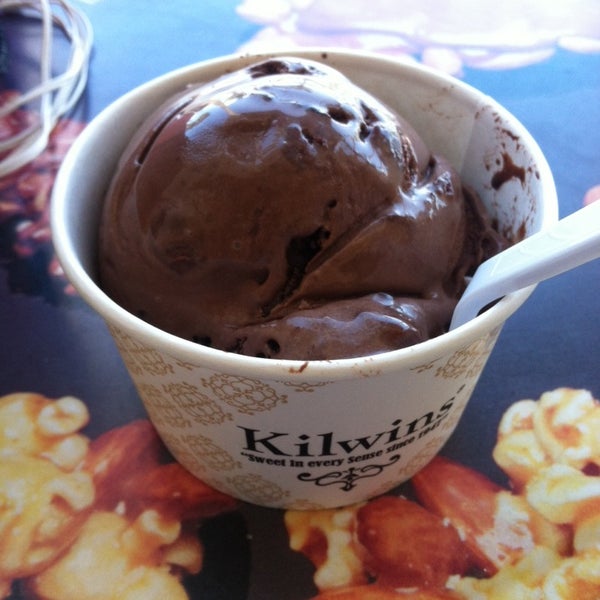 Photo prise au Kilwins Chocolates and Ice Cream par Joe le5/14/2014
