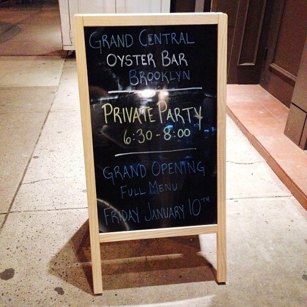 รูปภาพถ่ายที่ Grand Central Oyster Bar Brooklyn โดย Tina W. เมื่อ 1/9/2014