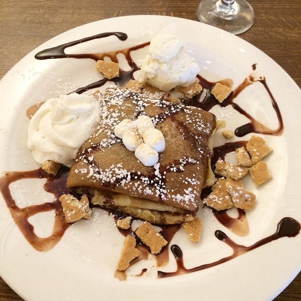 Photo taken at Simply Crepes by Tina W. on 8/10/2014