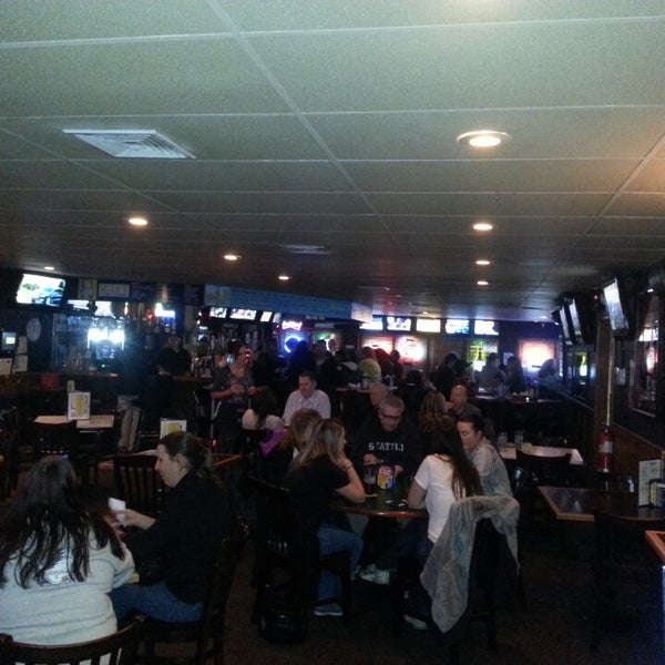 Photo taken at Milo&#39;s Sports Tavern by Jayson P. on 11/28/2013