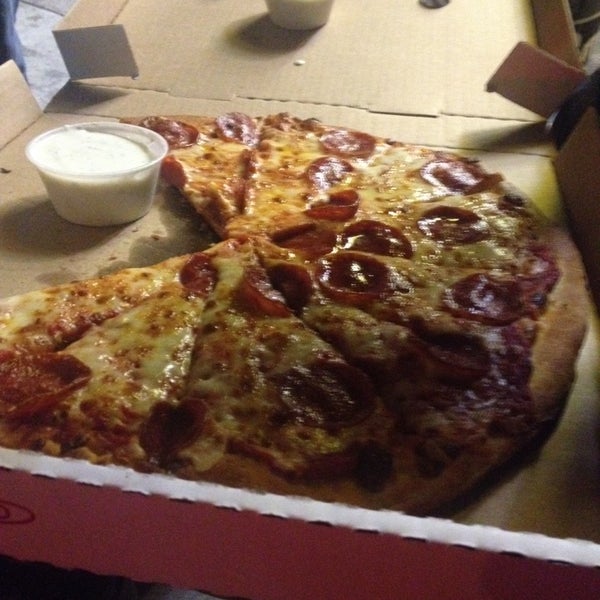รูปภาพถ่ายที่ Laventina&#39;s Big Cheese Pizza โดย Merichelle V. เมื่อ 12/7/2013