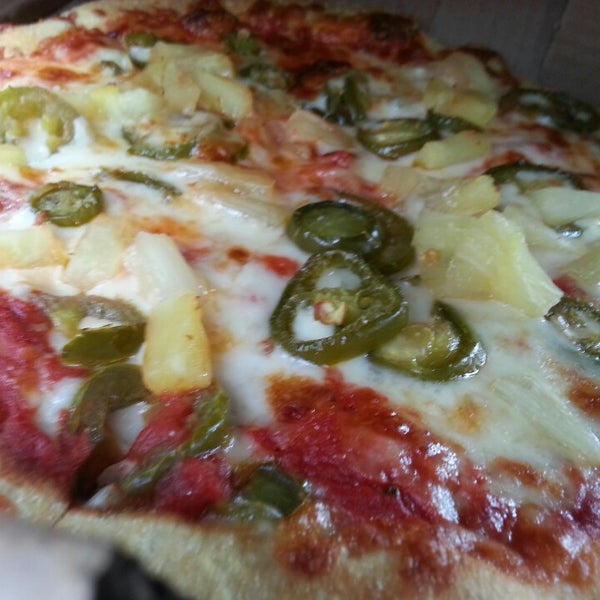 Das Foto wurde bei Monterey&#39;s Gourmet Pizza von Gloria E. am 5/8/2013 aufgenommen