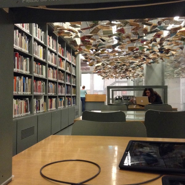 11/22/2013にMert Y.がİstanbul Modern Kütüphaneで撮った写真