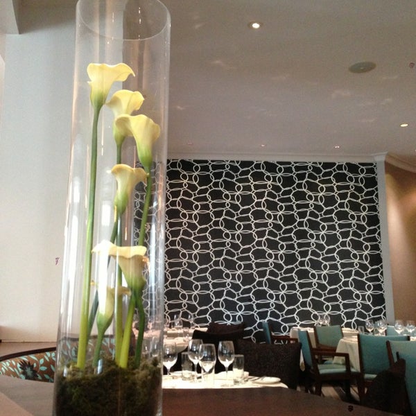 Foto diambil di 701 Restaurant oleh trippNfallN pada 3/31/2013