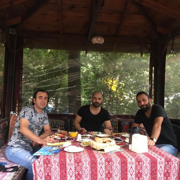 รูปภาพถ่ายที่ Yavuz&#39;un Yeri โดย Salih เมื่อ 11/10/2019