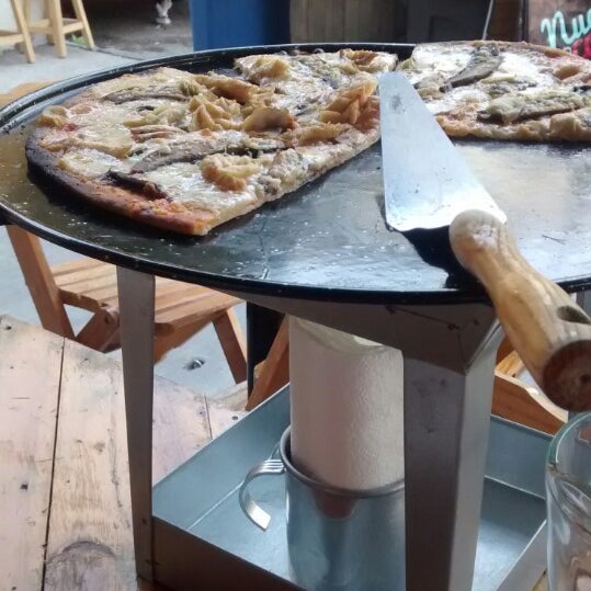 Photo taken at Trescielos Pizzas y Helados by josue R. on 10/27/2014
