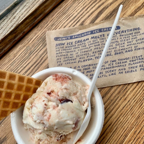 รูปภาพถ่ายที่ Jeni&#39;s Splendid Ice Creams โดย B R. เมื่อ 5/24/2019
