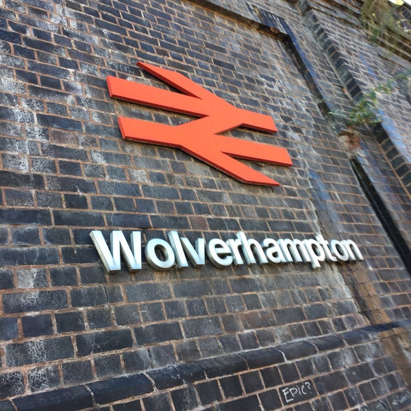 Foto tirada no(a) Wolverhampton Railway Station (WVH) por Lee R. em 10/2/2016