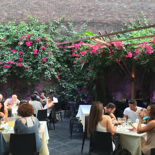 6/4/2016 tarihinde Nikil M.ziyaretçi tarafından Revel Restaurant and Garden'de çekilen fotoğraf