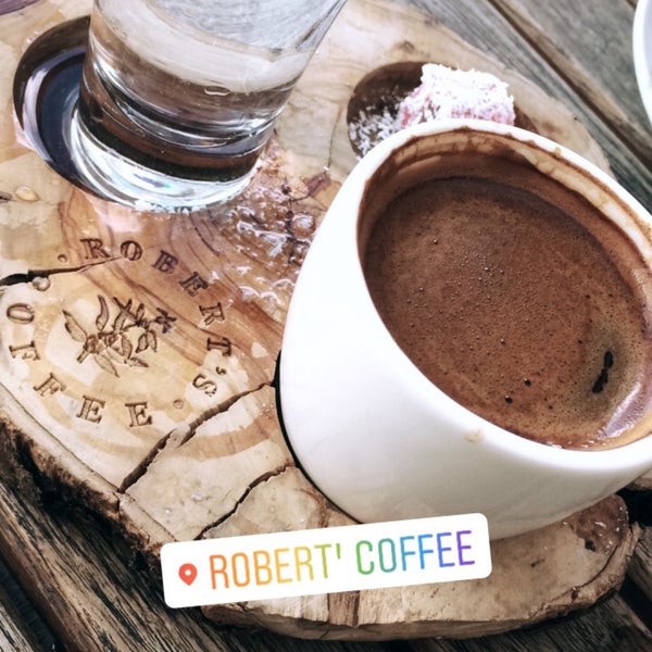 Снимок сделан в Robert&#39;s Coffee пользователем Azime K. 6/26/2018