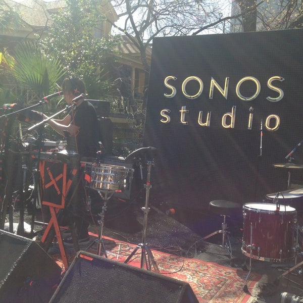 3/14/2013 tarihinde Nick R.ziyaretçi tarafından Sonos Studio @ SXSW'de çekilen fotoğraf