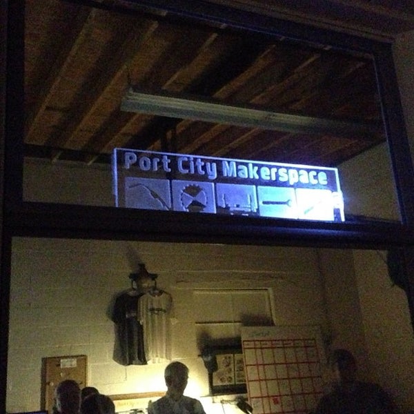 Foto tirada no(a) Port City Makerspace por Wayne M. em 9/26/2012