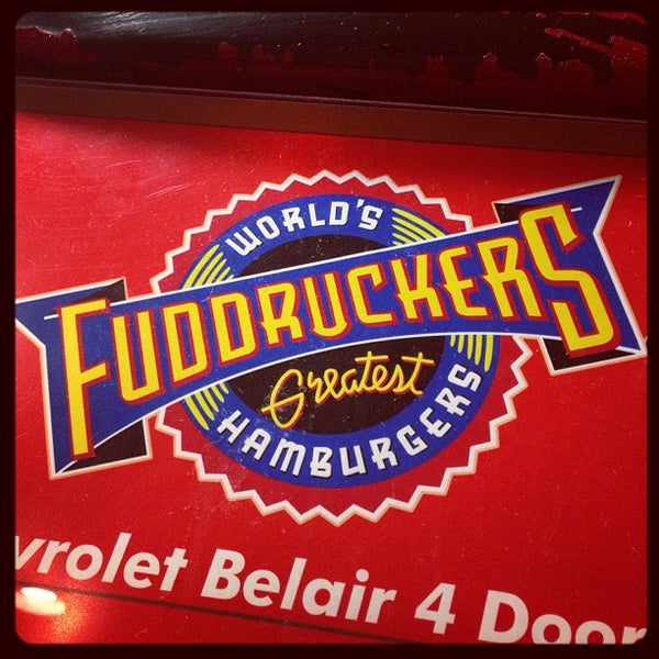 รูปภาพถ่ายที่ Fuddruckers โดย Wayne M. เมื่อ 10/13/2012