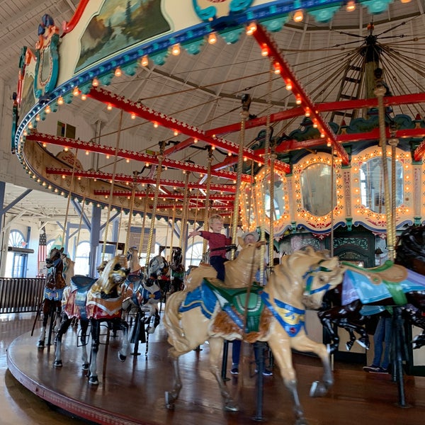 รูปภาพถ่ายที่ Santa Monica Pier Carousel โดย Bill S. เมื่อ 4/24/2019