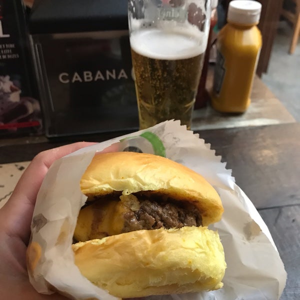 Foto diambil di Cabana Burger oleh Pollyanna G. pada 12/27/2018