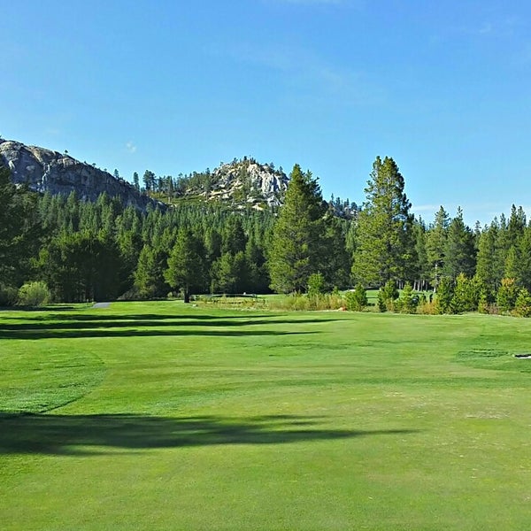 รูปภาพถ่ายที่ Lake Tahoe Golf Course โดย Trixie J. เมื่อ 5/5/2014