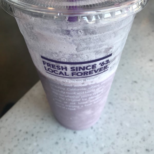 Photo taken at The Coffee Bean &amp; Tea Leaf by Jose S. on 6/8/2018