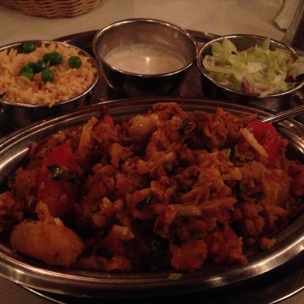 Foto tirada no(a) India&#39;s Restaurant por Allison N. em 9/7/2013